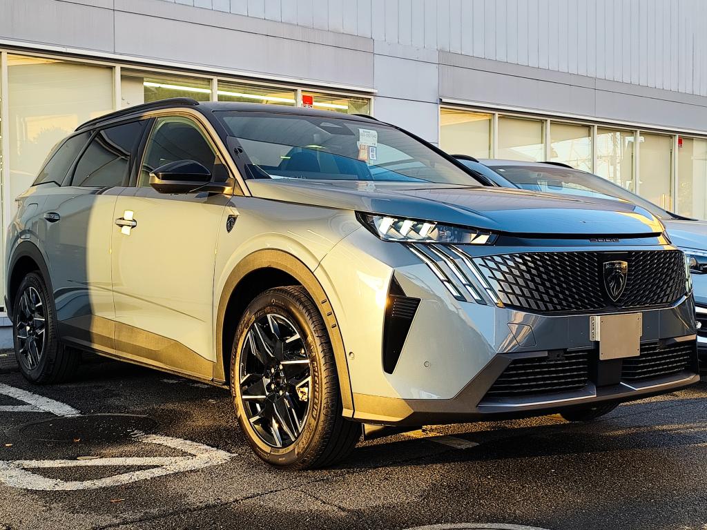 でっかいライオン！NEW PEUGEOT 5008 発売開始！！