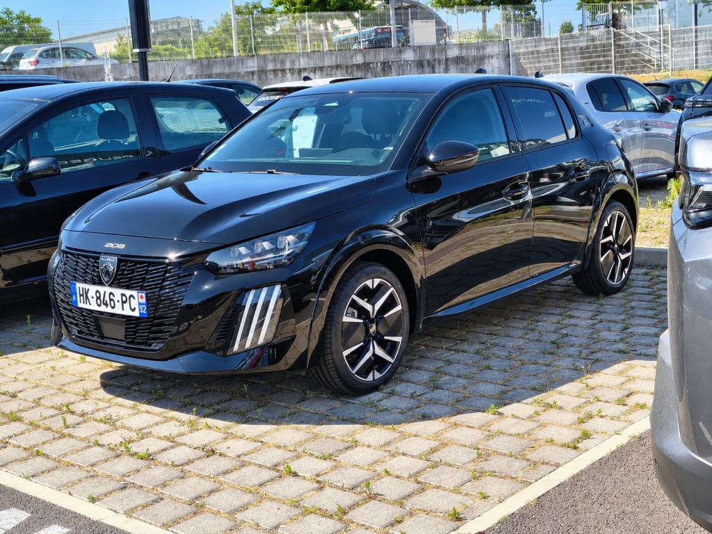 現行 208 ペルラネラブラックの実車！